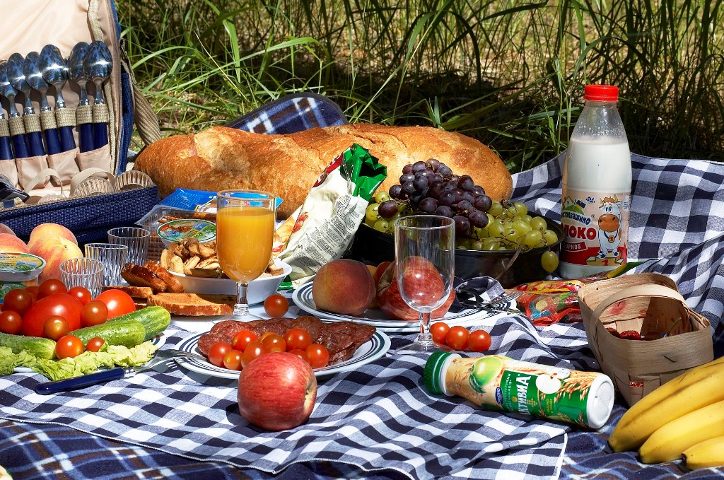 Пикник должно быть. Набор для пикника Camping World all inclusive. Camping World inclusive набор. Еда на природе. Продукты на природу.