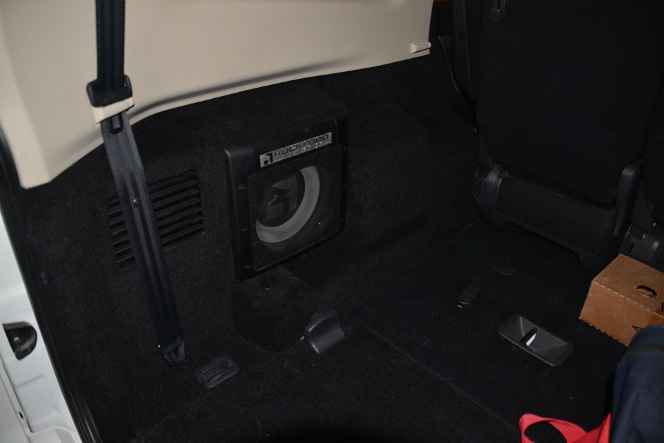 Установка штатного Rockford — Mitsubishi Pajero, 3.8 л., 2014 года на DRIVE2