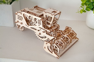 Механический деревянный конструктор Ugears Комбайн, фото 4