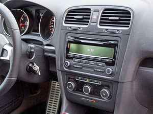 Рамка Incar для UMS VW Golf 5, Polo new, Amarok, Touran, Jetta, Passat B6, B7, Caddy, Tiguan, 7" (Original style), фото 5